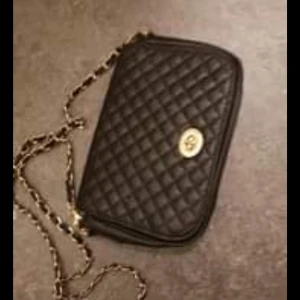 Två söta väskor ssamt ett armband och en ring från albrekts guld - Två söta väskor ssamt ett armband och en ring från albrekts guld tror de e 17 på ri ger o armbandet kan man variwra storöek på