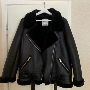 Zara bikerjacket - Helt ny och oanvänd bikerjacka från Zara. Ursprungspris 1200kr. Säljes på grund av fel storlek. 