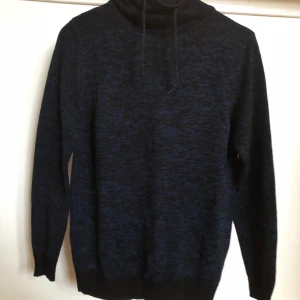 Polotröja med snören - En polotröja med snören jag köpte på new yorker för typ ett år sedan. Tröjan är en slim fit model från märket Smog. Säljer den pga att det inte passar min stil längre. Orginalpris 350 kr