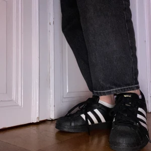 Svarta adidas skor  - Ett par så gott som nya svarta adidas skor! Den vänstra skon har en liten skråma som man kan se på sista bilden men annars är de i toppen skick! Jag säljer pga att jag inte använder dem längre☺️