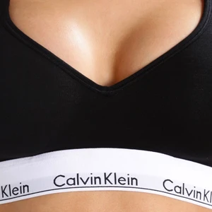 Calvin Klein topp/bh - Säljer denna helt oanvända CK topp/bh. Säljer då jag råkade köpa fel storlek & har ej kvittot kvar. Köpt för 499kr på Jeansbolaget. Den är som en blandning mellan en topp & en bh då den har lite stöd & mer tyg än en topp. Kors i ryggen. Storlek M! Skriv för bilder/information!
