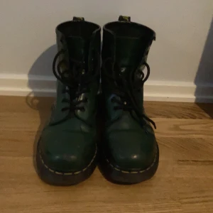 Gröna dr martens kängor - Säljer ett par gröna dr martens kängor i storlek 37. Dom är i använt skick men har inga speciella slitningar. Möts upp på grön linje. Kan också frakta men köpare står för kostnad! Skriv om intresserad