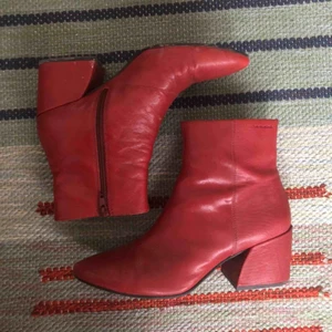  - Röda läderstövlar från Vagabond. Knappt använda men har en mindre slitning längst fram på ena tån. Kommer tyvärr aldrig till användning!
