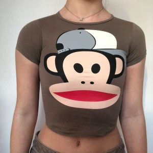 Babytee - Brun Babytee med coolt motiv! visas på en s men skulle sitta bekvämare på någon med xs. Skriv privat vid intresse. Köpare betalar frakt. Fler bruna babytees finns på min plick! Högsta bud 175kr. Avslutas 30/1 20:00