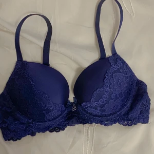 BH 70b - En relativt oanvänd bh från Cubus.😍 Storlek 70B, utan vaddering med bygel och vanligt spänne baktill. 70kr med frakt. Betalas med swish✨