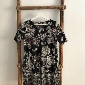 Mönstrad klänning  - Plagget är sparsamt använt 🙂