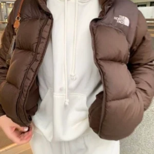 Vit hoodie - Säljer min fina, endast testade vita hoodie. Passar superbra nu till vintern!