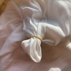 Ring - Jättefin ring i guld med diamanter. Den kommer i 3 storlekar 6,7 och 8. Glöm inte att 10% av vinsten går oavkortat till organisationen kvinna till kvinna. 