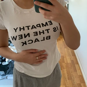 Tshirt med tryck - Helt vanlig tshirt med ett helt vanligt tryck, storlek xs 100kr inklusive frakt💕