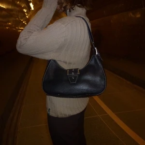 Väska - Väska med spänne. Ingen budgivning utan köp direkt 169 kr.