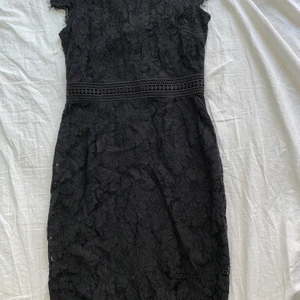 Svart klänning i spets  - Svart klänning i spets