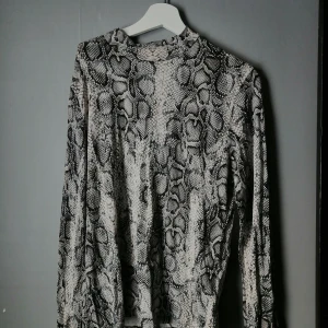 Ormtröja - Använd 1 gång. Superfin!  Stretchig. BUDA🌟