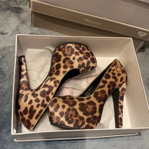 Tiamo klackskor - Oanvända klackskor i från Tiamo. Leopard tryck men guldkant och guld döskalle.