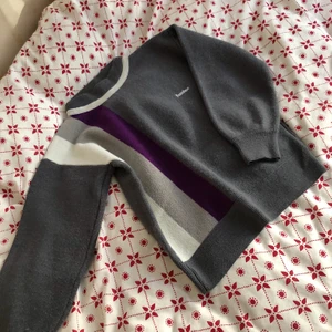 Ivanhoe stickad tjocktröja - Supersnygg vintage stickad sweater köpt secondhand från Ivanhoe. Jag är S o den sitter hyfsat löst. Buda i kommentarerna! Frankt ingår men har du möjlighet att mötas i Stockholm gäller bara priset på tröjan💜