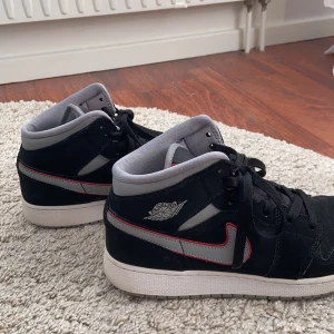 Air Jordan 1 mids - Verkligen sååå snygga🥺🥰 Storlek 39 men passar också 38☺️ Använda men helt rengjorda och kommer även rengöra de igen så super skick!❤️ GRATIS FRAKT