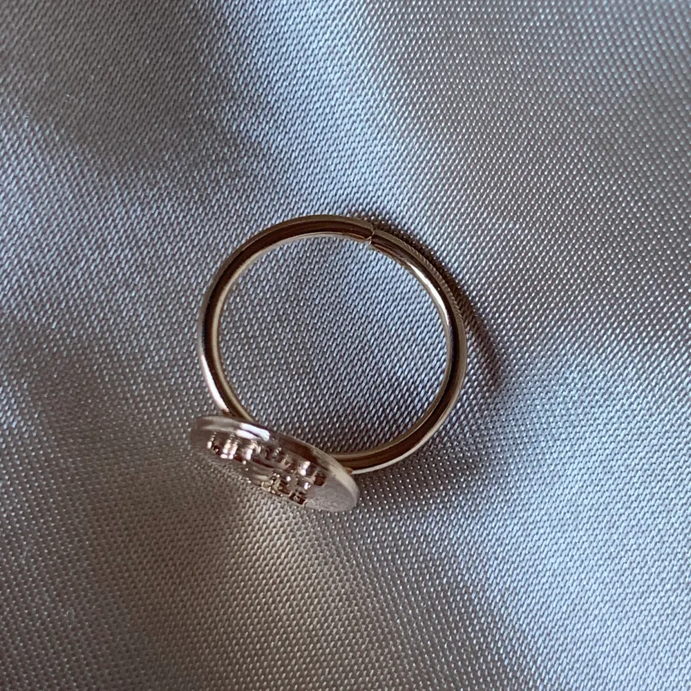 Cool ring, vet inte riktigt vad motivet föreställer. Ej justerbar. Frakt på 11 tillkommer🌟 . Accessoarer.