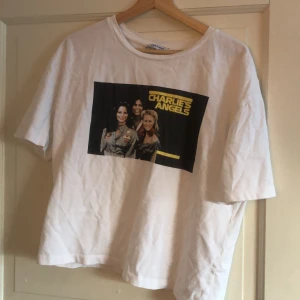 T-shirt med tryck 🌟 - Luftig t-shirt från ZARA i storlek S men sitter inte alls tajt på mig som är en M. Passar perfekt över en hoodie eller som den är och till nästintill vad som helst. Köptes för 200kr. Hör av dig vid intresse 🌟