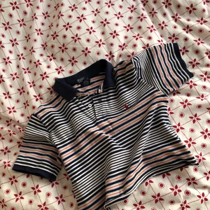 Ralph Lauren croppad piké  - Söt croppad piké köpt secondhand. Stl S! Buda i kommentarerna, frakt ingår💙🧡