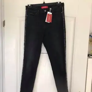 Intressekoll av mina svarta Guess jeans. Stl 27. Använda ksk 3-5 ggr. Mjukt material så väldigt sköna! Nypris: 999kr 