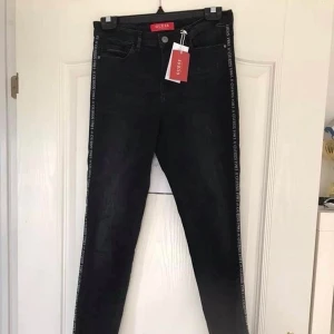 Guess jeans Stl 27 - Intressekoll av mina svarta Guess jeans. Stl 27. Använda ksk 3-5 ggr. Mjukt material så väldigt sköna! Nypris: 999kr 