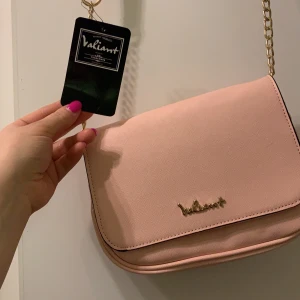 Pink axelväska  - Två fickor, guld dragkedja, helt ny aldrig använd. Jättefin 