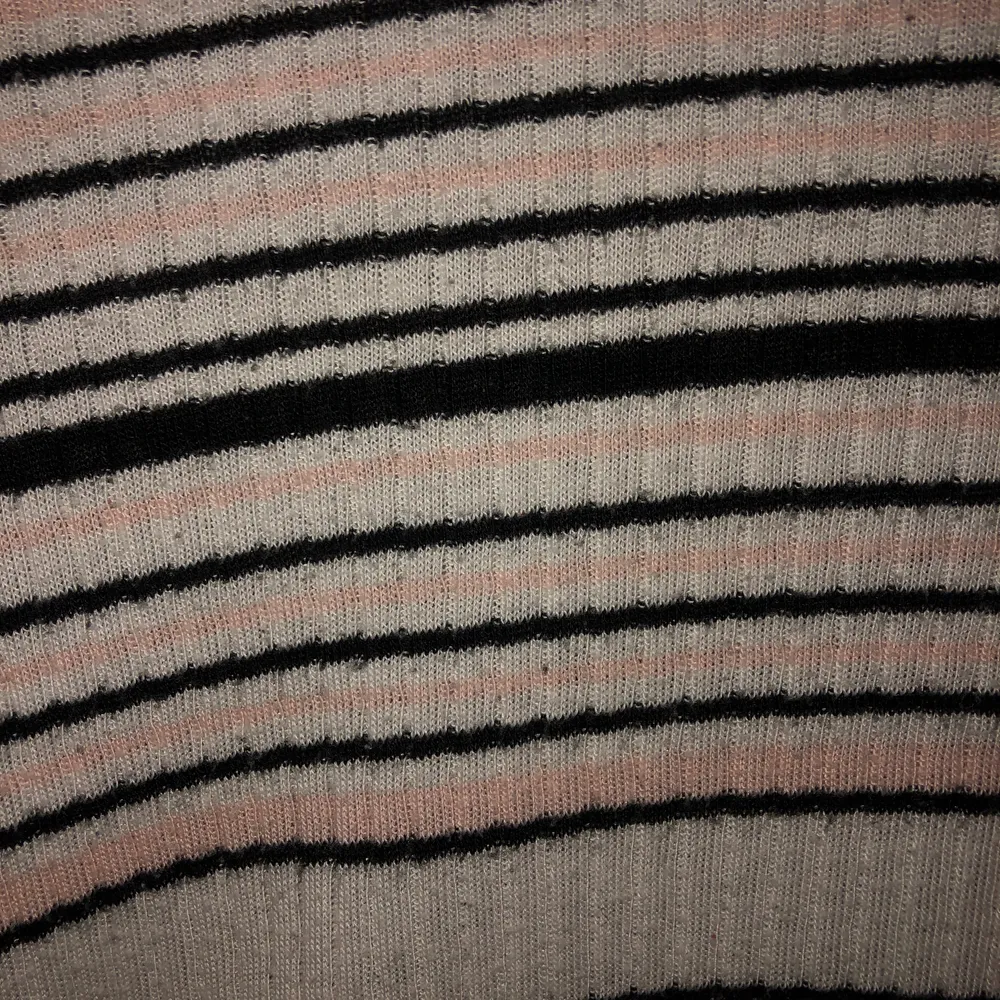 En ribbad långärmad tröja med ränder från Gina tricot. Den har har använts mycket och har därför en del nopprig men den är i otroligt bra skick! . Tröjor & Koftor.