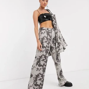 Jaded london pants - Gråa pinstripe Jaded london byxor. Köptes i sommras har inte använts mycket så dom är i bra skick. (Kolla gärna in min profil) ✨