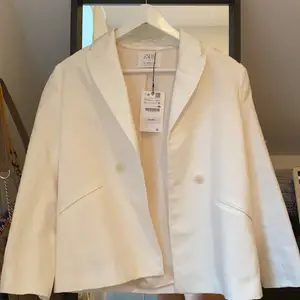 En vit linne kavaj från Zara! Storlek 13-14 men jag tycker personligen att den passar mer en XS! Prislappen är fortfarande kvar! Köpte den tidigt i sommras och har aldrig kommit till användning, säljer nu för 150kr plus frakt🌛🐚🌻