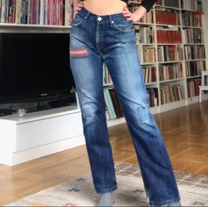Levis remake! - Har sytt om min pappas gamla levis! Lagade, lappade och insydda🥰 Inte felfritt gjort då de är slitna och jag är ny till att sy in byxor men skitballa och unika ändå😌💓 Skulle säga att de passar en W26-29 beroende på önskad passform (jag är W28 och 171 cm)! FRI FRAKT :)