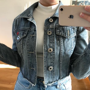 Esprit jeansjacka - Jeansjacka från Esprit som jag köpt second hand och sen croppat 🤍 Söt ängel/amore på bröstet! Den är i fint skick förutom en oljefläck på ena armen (se bild 3).