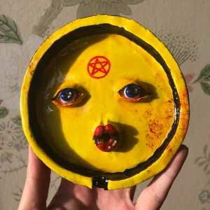 Askkopp/rökelsehållare - Multianvändbar askkopp/smyckesskål med hål för rökelsepinne, gjord av lera och lackad med ask samt vattentåligt lack!