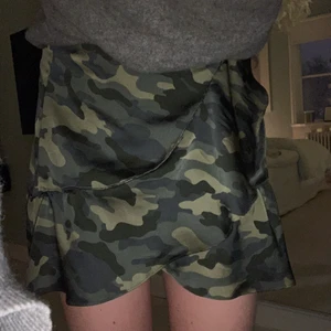 Volangkjol - Jättefin volangkjol från NEO NOIR. Det är egentligen en löngre modell som jag sytt om så den är kortare. Nypris är 899kr. Det är en rikgitg ball militärkjol. Buda privat