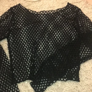 Nättröja  - Fin nättröja att ha över ett linne eller ha över bikini på sommaren. Cool att ha över en vit hoodie. Endast använt den 1 gång.