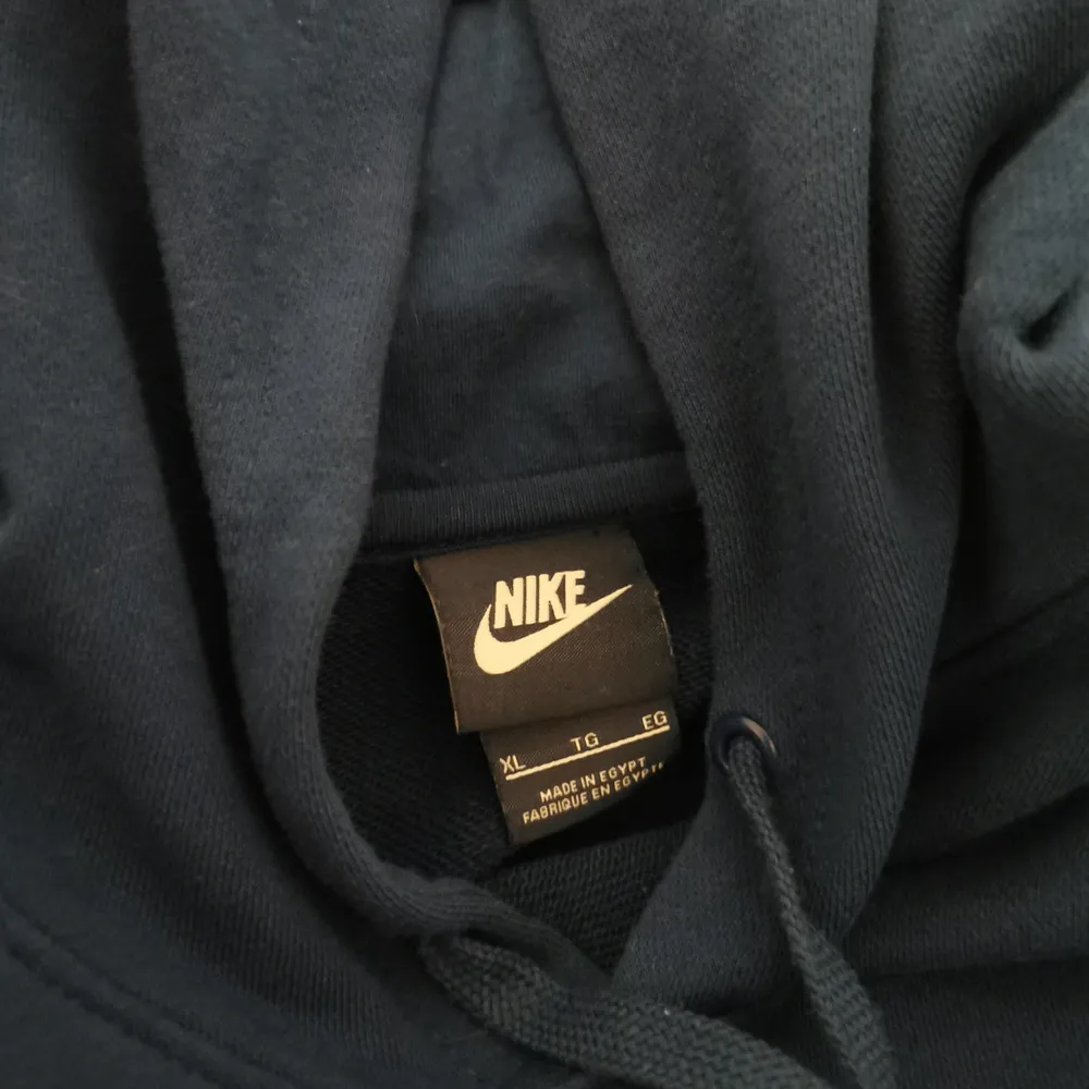 Säljer min sköna hoodie från Nike jag inte använder längre. Nike loggan är broderad på tröjan. Storlek XL och är i fantastiskt skick :) . Hoodies.