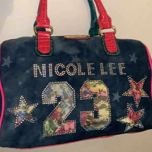 Boston bag - Boston bag från Nicole Lee. Köpt i Usa runt 2010, tror inte denna modell säljs längre. Använd 1 gång. Jättefin väska och i fint skick.  Köparen står för frakten, kan mötas upp.