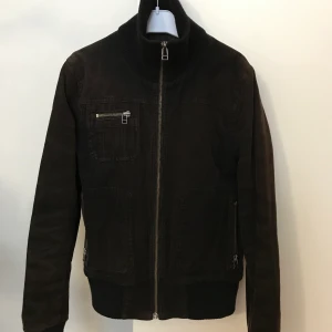 Divided by H&M jacka mörkbrun  - Fin och bekväm jacka från H&M, 32 men funkar som 34 egentligen 