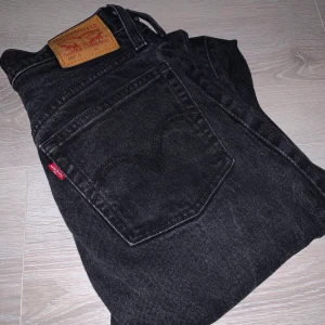 Svarta Levis 501 jeans  - Svarta 501 från Levis. Älskar dem men kommer tyvärr inte till användning. 