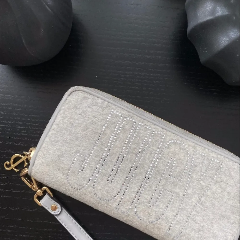 Så fin ljusgrå plånbok från Juicy Couture. Mycket bra skick, alla ”diamanter” kvar, enda skadan är att hörnen är lite slitna💕. Accessoarer.
