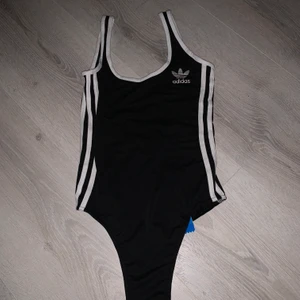 Adidas baddräkt  - Helt ny baddräkt från Adidas. Svart med vita detaljer. Prislappen sitter kvar. 
