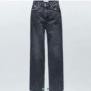 Säljer dessa populära jeans från zara då som var en aning försmå! Lägger startpris på 200, buda privat eller i kommentarerna😇KAN ÄVEN BYTA MOT storlek 36!