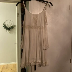Vit klänning från madlady - Vit klänning från madlady, är lite sliten i innefodret men inget som stör.