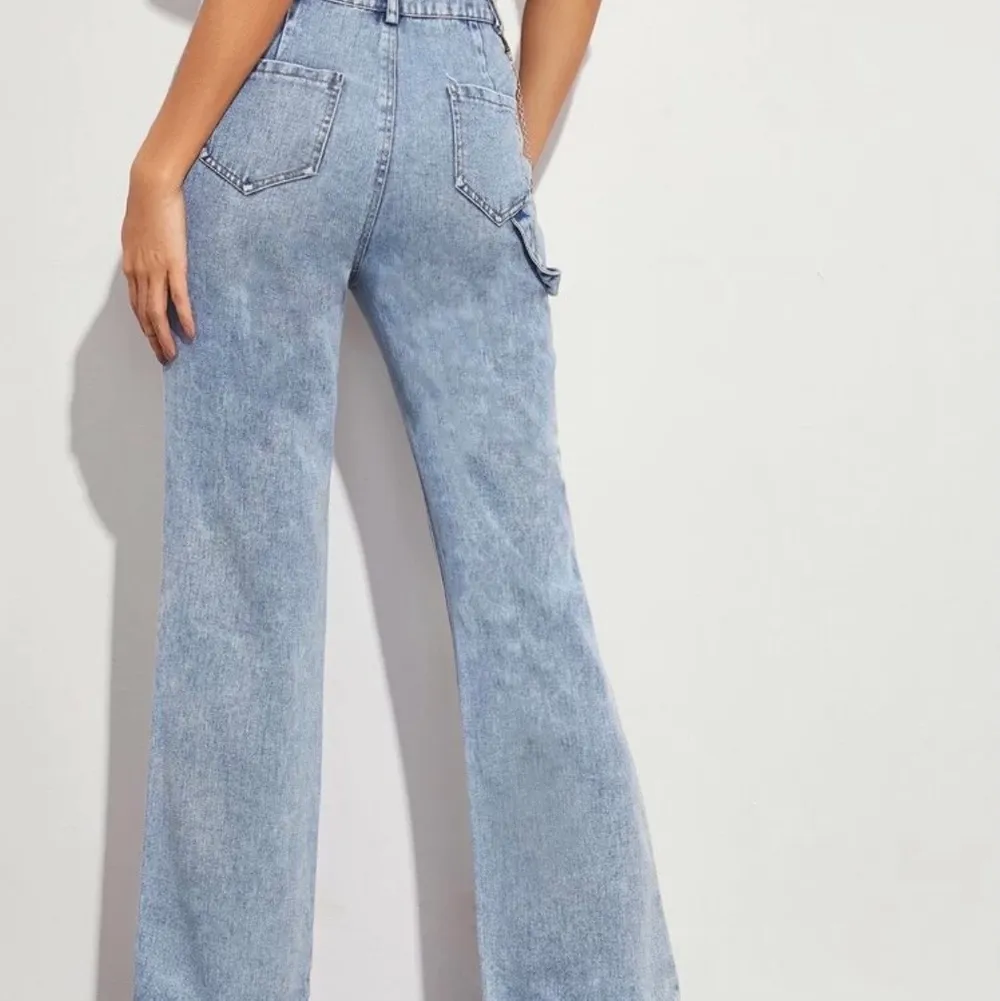 Säljer dessa snygga blåa jeans. Säljer eftersom att de är för små för mig, bara att skriva för fler bilder eller frågor🤯. Jeans & Byxor.