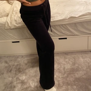 Juicy Couture Byxor - Äkta juicy byxor i mycket fint skick, storlek S. Svarta med fickor på rumpan. Nypris 1000kr, utgångspris 500kr men är diskuterbart. Eventuell frakt tillkommer.💫🖤