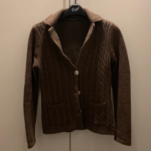 Brun kofta - En jättefin och varm brun kofta i ull! Köpt second hand, men är ändå i ett superskick. Unika knappar. Frakt tillkommer! 