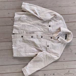 Vit machester jacka från Zara - Jättesnygg och fin vårjacka i Manchester från Zara. Nästan aldrig använd för den är inte riktigt min stil så säljer därför till en ägare som har bättre användning för den. Säljer för 100 + frakt