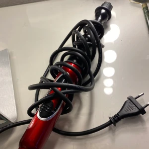 Locktång  - Jättefin gör naturliga lockar! Köptes för 899kr. Fungerar utmärkt bra