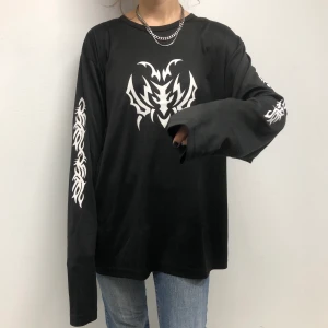 Tribaltröja - Coool tröja med tribals! Personen är 170cm 🥰