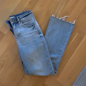 Kickflare jeans - Blåa kickflare jeans från Ginatricot 