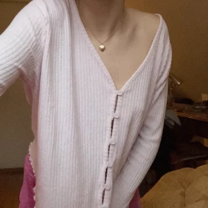 Ljusrosa kofta UO - Lappen kvar! Supersöt och mjuk kofta från Urban Outfitters. Köpte den för €30 och är helt oanvänd! Kom inte till användning och hann inte skicka tbx. Kan skicka fler bilder💋
