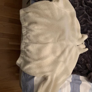 Kvart zip tröja - Mjukt mysigt material (filt/ull liknande material), aldrig använt ute.
